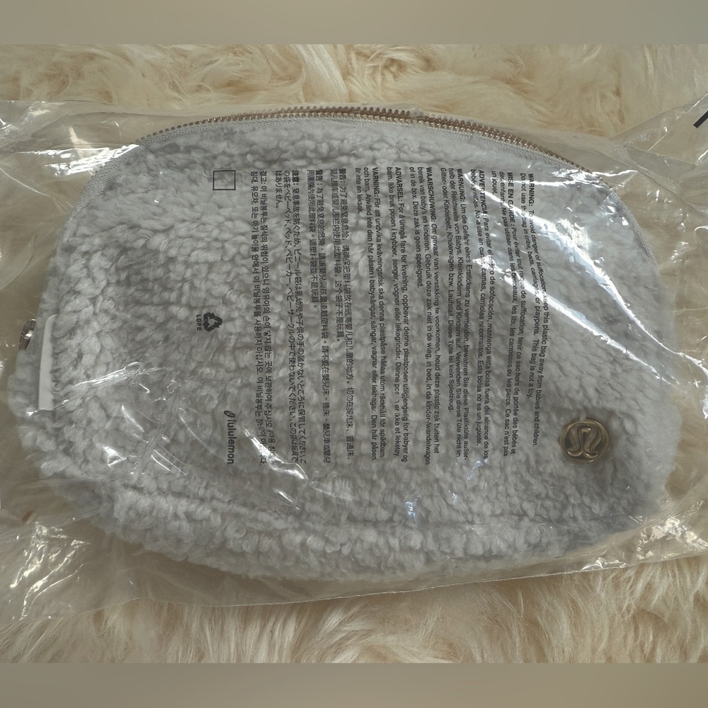 Lululemon Everywhere Belt Bag 1L *Fleece WhiteOpal/Gold - Picture 3 of 11
